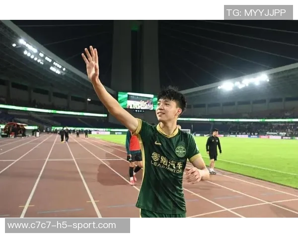 王钰栋穿热刺球衣引发热议幽默回应引发球迷热情讨论